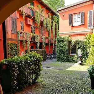 - Alzaia Naviglio Grande Milán